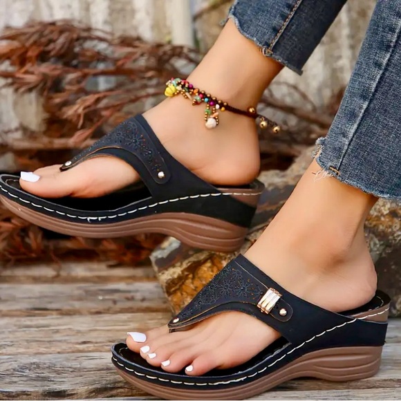 NWOT- WOMENS RHINESTONE EMBELLISHED THONG SANDALS., SOFT SOLE❤️ - Picture 2 of 5